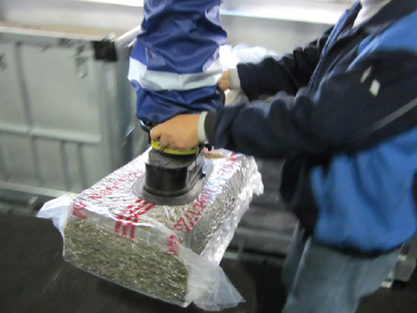 真空管吸吊機-橡膠塊搬運現(xiàn)場